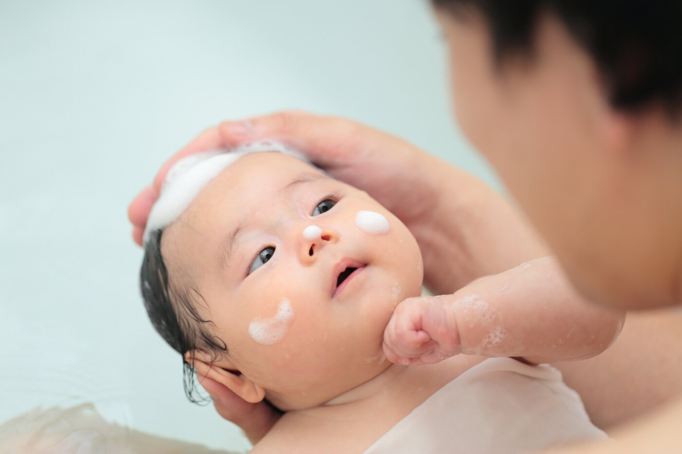 赤ちゃんの沐浴は毎日するの お風呂に入れる頻度や手順 ポイント ベビーケア 妊娠 育児のお役立ちコラム アラウ ベビー