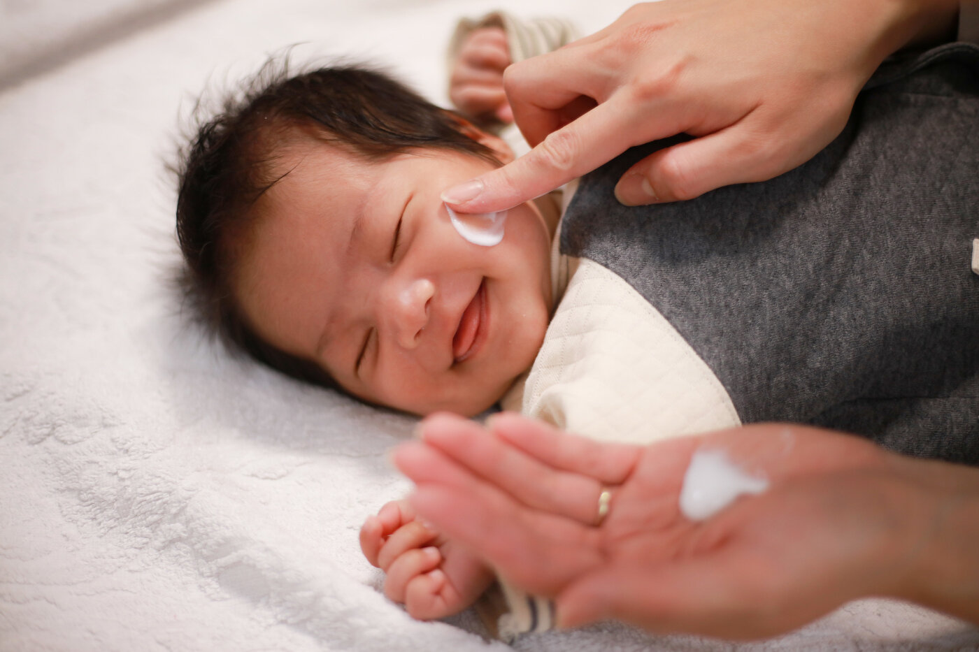 赤ちゃんの保湿はいつから始める 大切な肌を守るためにやりたいこと ベビーケア 妊娠 育児のお役立ちコラム アラウ ベビー